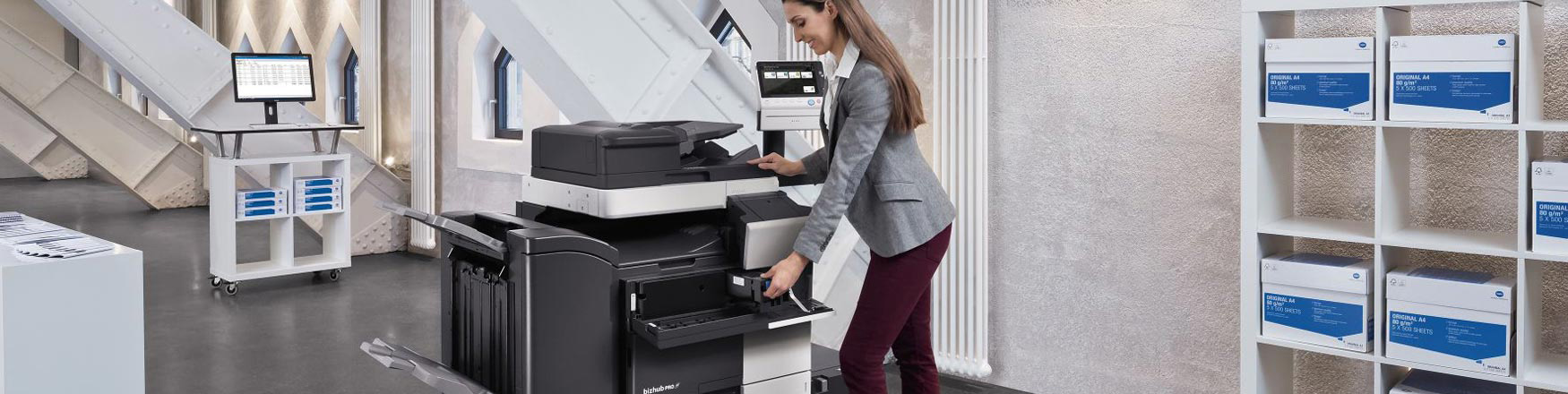 Impresora en fondo oscuro con pantalla y bandejas